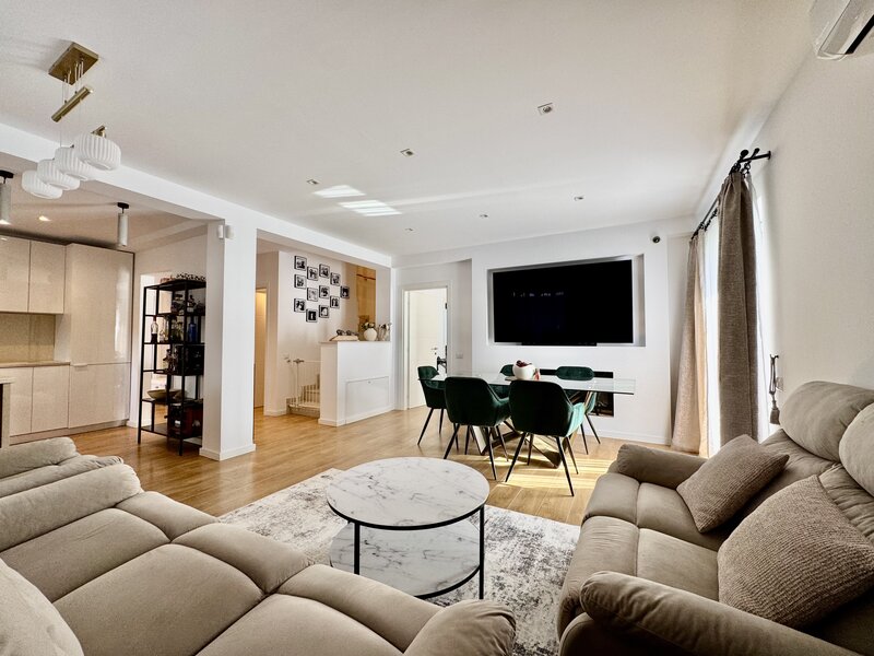 Tunari, vila premium cu gradina si design contemporan.